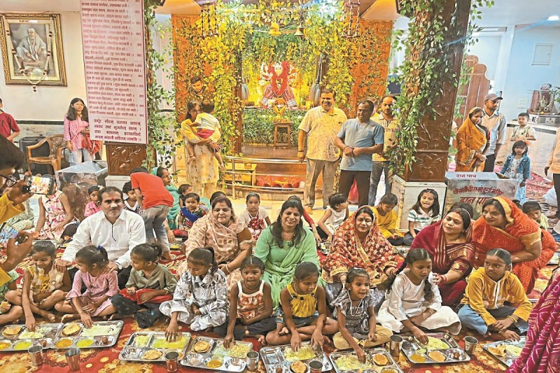 Navratri 2025: सत्तीचौरा दुर्गा मंदिर में नवरात्रि पर रोज होती हैं बेटियों की पूजा, आज 56 भोग, फलों से सजेगा मंदिर