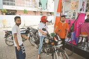 Raipur News: युवक को पेट्रोल देने से किया इनकार, दूसरे से हेलमेट मांगकर लगाया तब मिला पेट्रोल