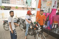 Raipur News: युवक को पेट्रोल देने से किया इनकार, दूसरे से हेलमेट मांगकर लगाया तब मिला पेट्रोल