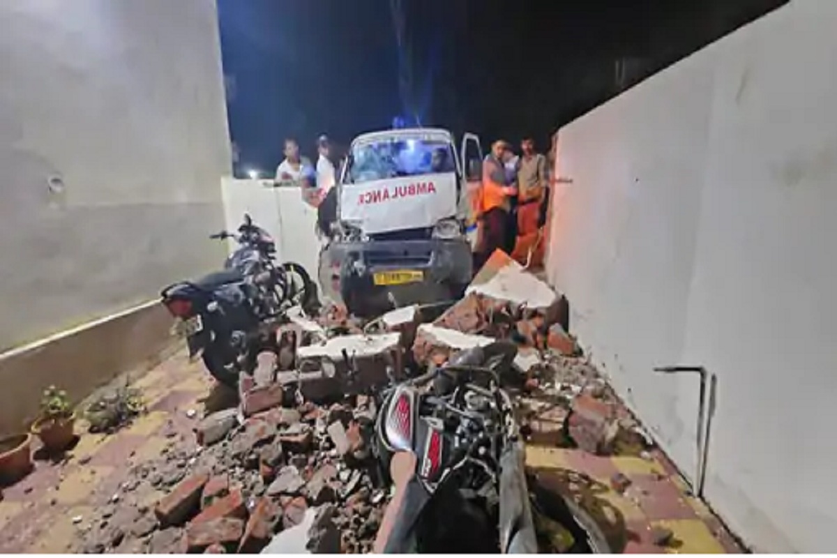 CG Accident: तेज रफ्तार एम्बुलेंस ने बाइक को मारी ठोकर, इंजीनियर की मौत, एक गंभीर रूप से घायल