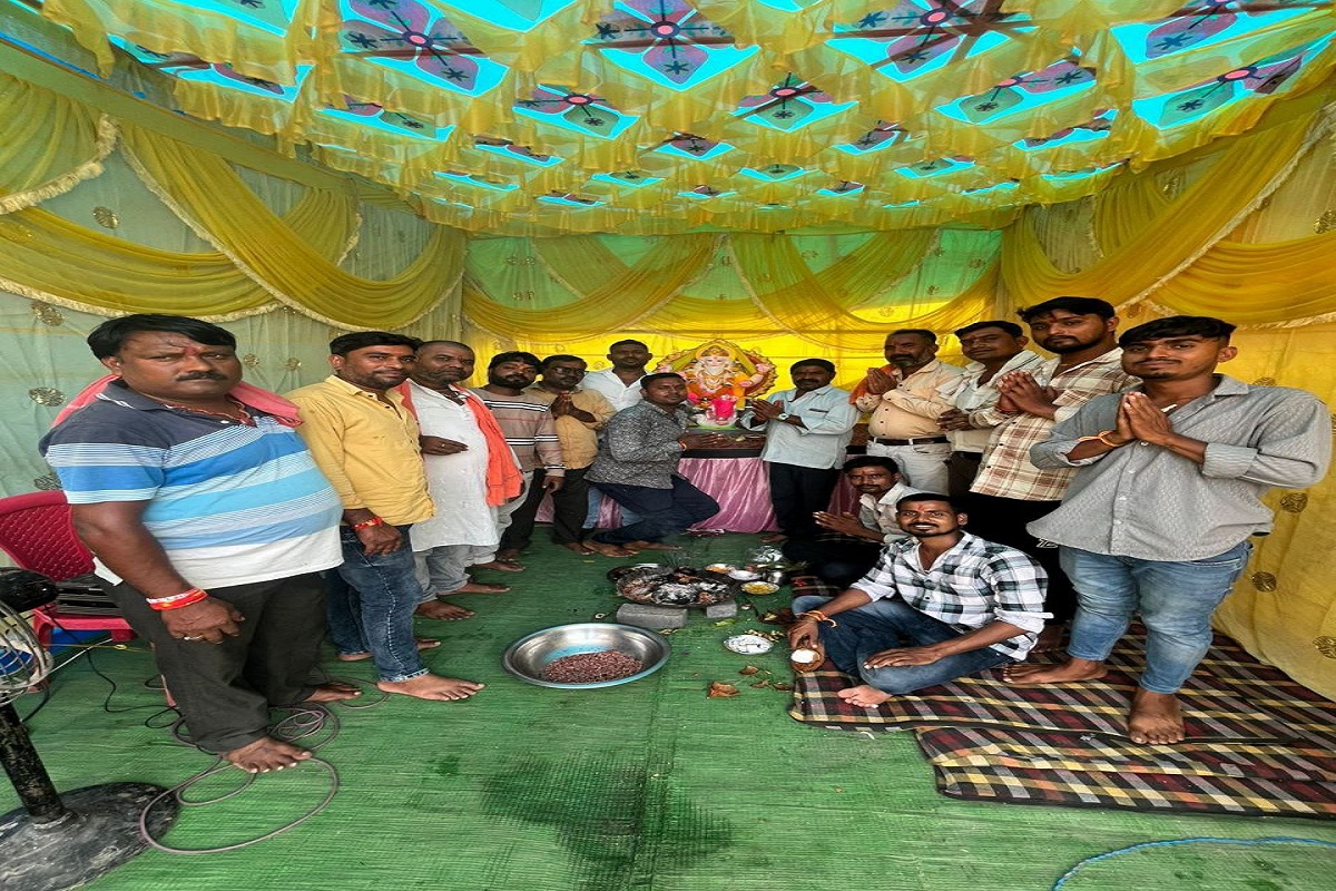 रेलवे स्टेशन ऑटो यूनियन द्वारा भगवान विश्वकर्मा की पूजा अर्चना, देखें वीडियो