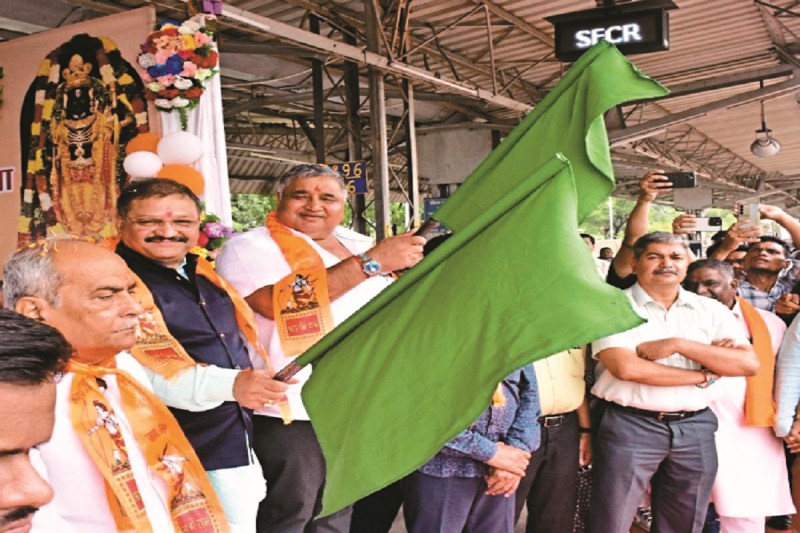 Ramlala Darshan: दुर्ग व बस्तर संभाग के 650 यात्री रामलला दर्शन के हुए रवाना, हरी झंडी दिखाकर विशेष ट्रेन रवाना