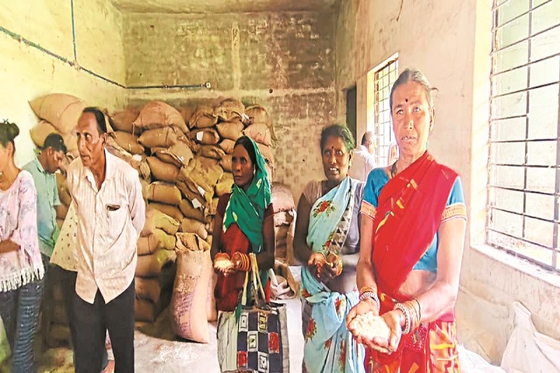 CG News: राशन दुकान के चावल में मिला कीड़ा, हितग्राहियों ने आक्रोशित होकर मचाया हल्ला