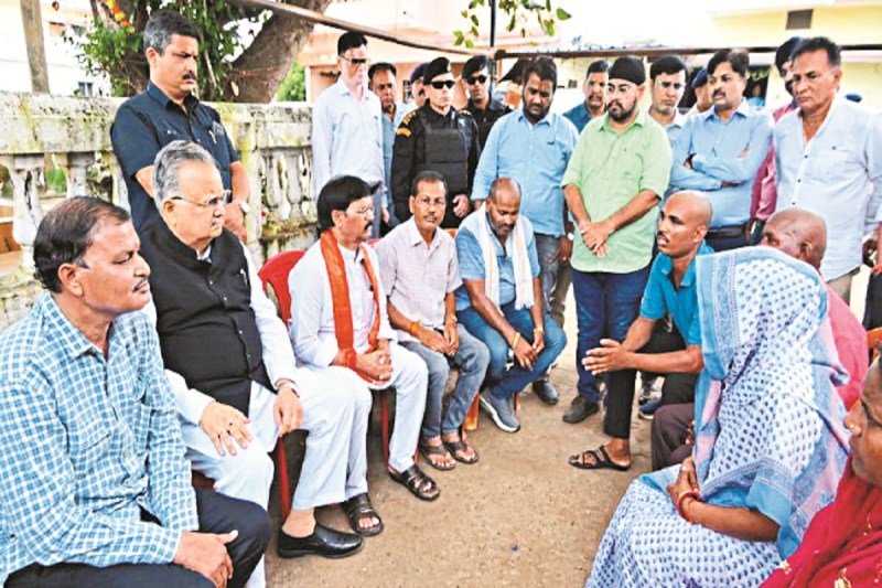 CG Crime: ट्रिपल मर्डर से गरमाई सियासत, नवागांव में खुलेगी पुलिस चौकी, मृतक के परिजनों को 1-1 लाख की सहायता राशि