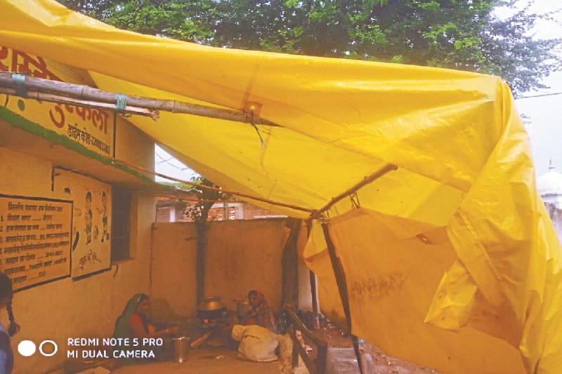 CG News: छत्तीसगढ़ के इस सरकारी स्कूल में अब तक नहीं बना रसोई घर, तिरपाल ढंककर मध्याह्न भोजन पकाने को मजबूर