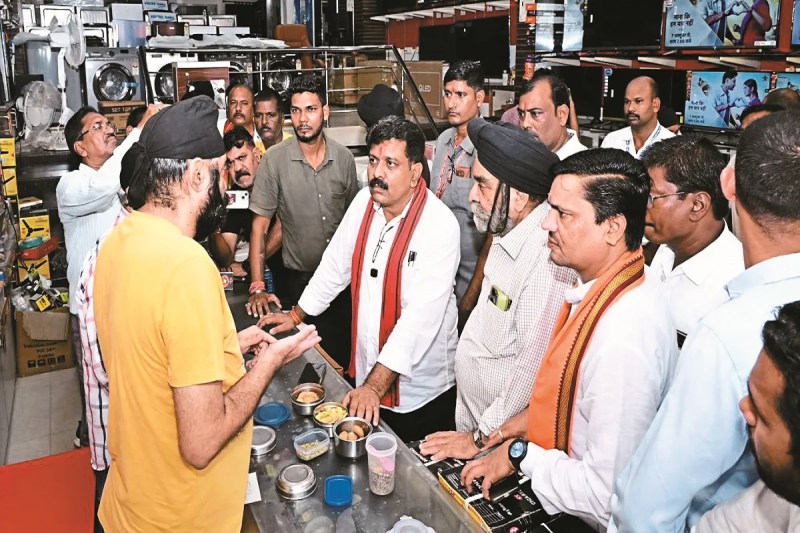 CG News: वस्तुओं के दामों में आई कमी का जायजा लेने बाजार पहुंचे डिप्टी सीएम, दुकानों में जाकर ग्राहकों से किया संवाद