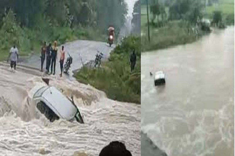 CG News: छत्तीसगढ़ में बारिश का कहर, उफनते नाले में बह गयी कार, तैरकर बचाई जान