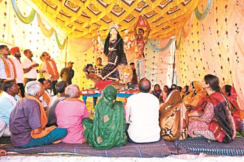 CG News: पिछले एक साल से दुर्गा पंडाल को लेकर विवाद सुलझा, ग्रामीणों ने पंडाल उखाड़ने वालों के खिलाफ रखी कार्रवाई की मांग