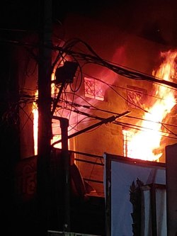 शहर के छोटी बाजार क्षेत्र में टेंट की दुकान में लगी भीषण आग, ढाई घंटे में पाया
गया काबू - image