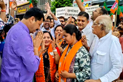 कांग्रेस कार्यालय के बाहर भाजपा में शामिल हुईं कांग्रेस पार्षद, राहुल गांधी से
थीं नाराज - image
