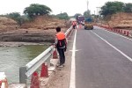 मेज नदी की पुलिया पर क्रैश बैरियर लगाने का काम शुरू