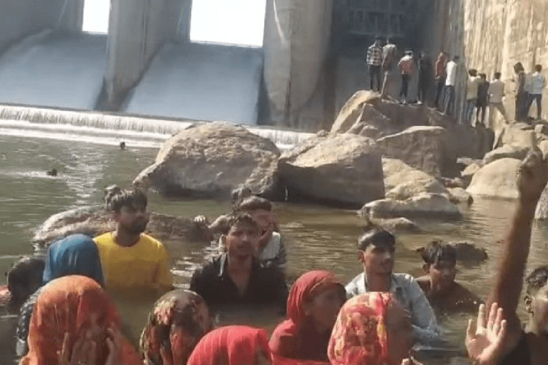 Ur river project farmers protest stone pelting compensation issue mp news