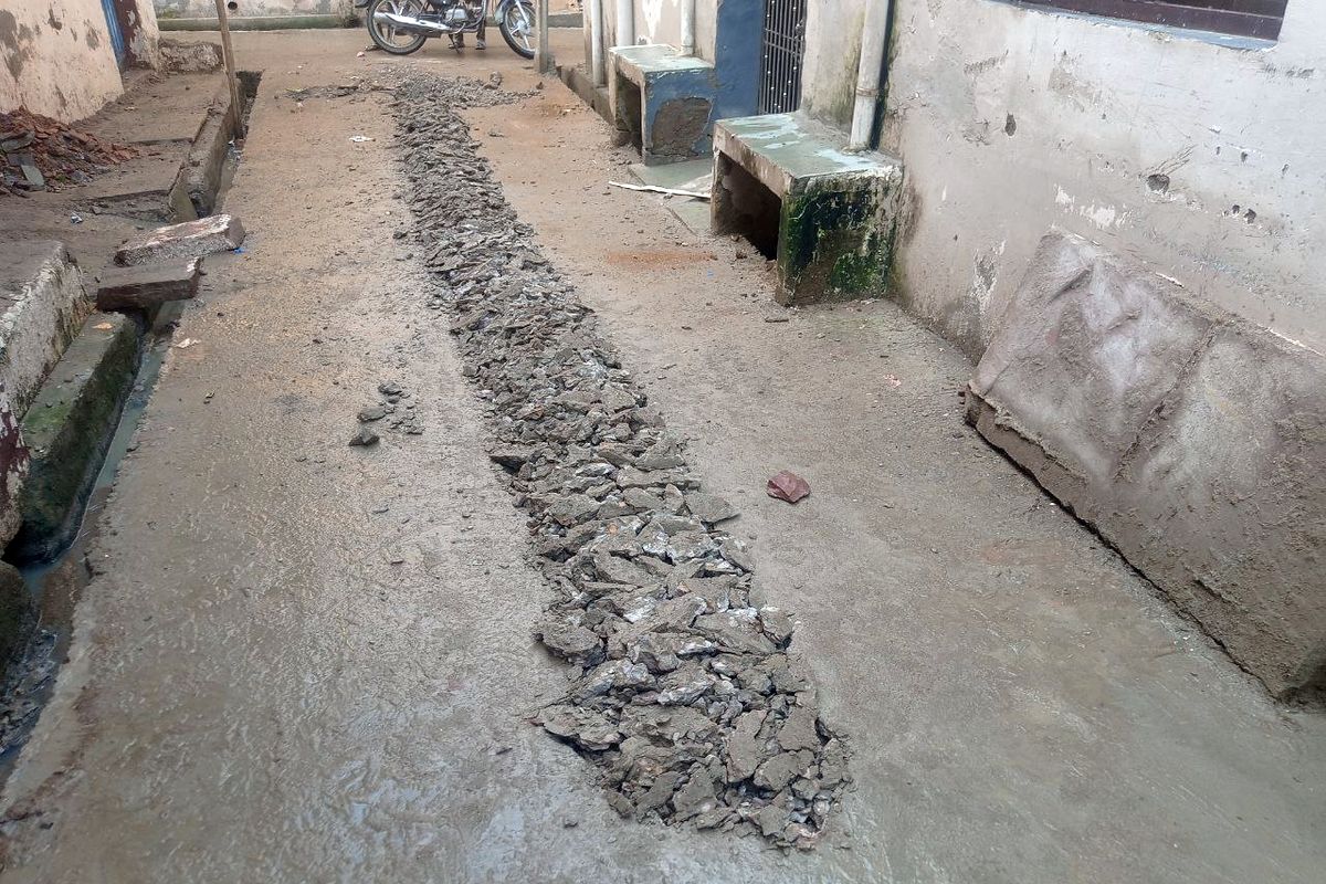 जलदाय विभाग ने पुरानी पाइप लाइन बंद कर नई डालने की प्रक्रिया शुरू की