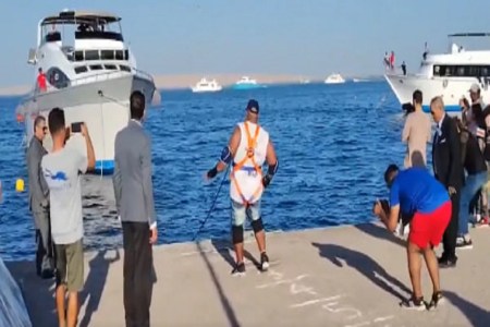 Man pulled two ships with his teeth