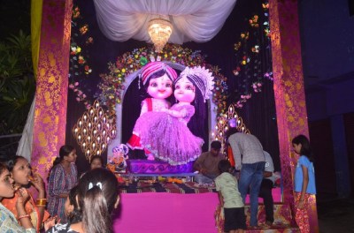 पौराणिक कथाओं से सजी झांकियां और गणेश विसर्जन