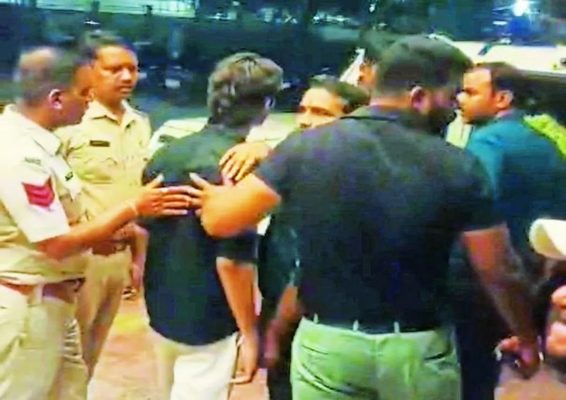 हिन्दू अखाड़ा समिति द्वारा लगातार समझाइश करने के बावजूद भी कोटा रोड स्थित एक होटल में चल रहे डांडिया कार्यक्रम में दूसरे समुदाय के कुछ युवक गरबा पांडाल में घुस गए।