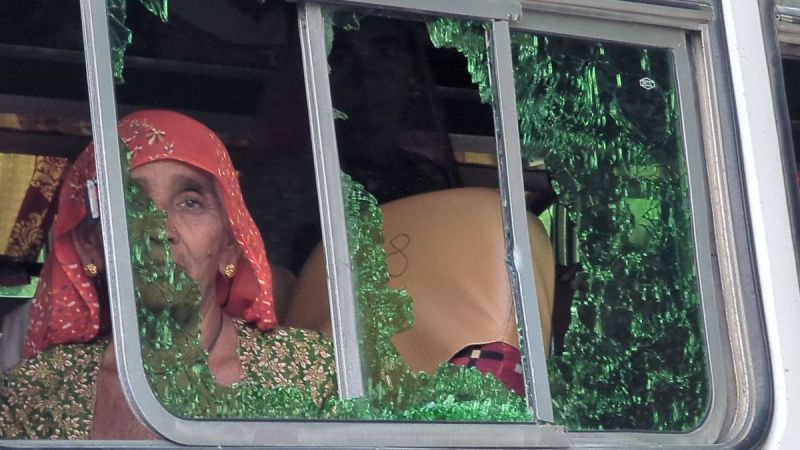 कर्मचारियों ने बस पर लाठियां बरसाकर कांच तोड़ दिए