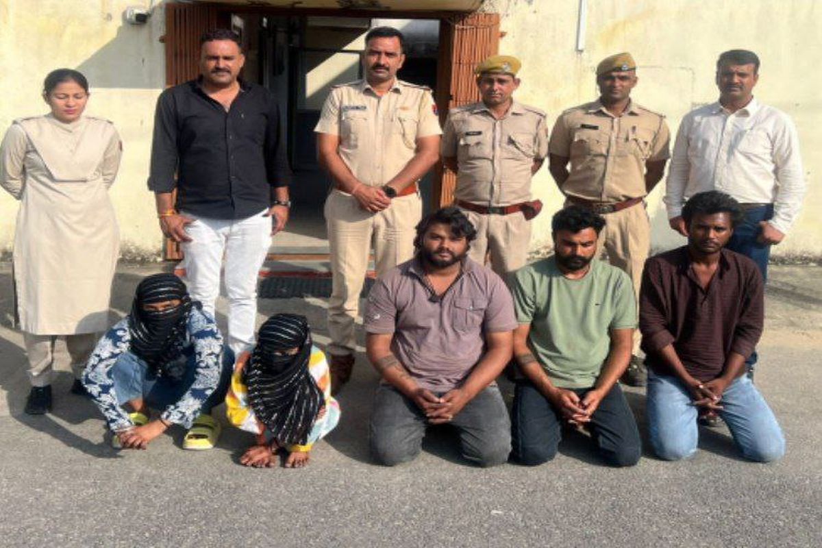 कार में बंधक बना बुजुर्ग को युवतियों ने पीटा, खिंच लिए