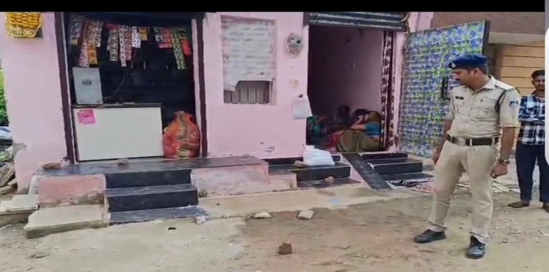 अपने हाथों बेटी को मौत के घाट उतार दिया