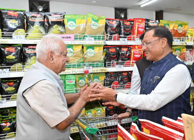CM साय ने मार्ट में की शॉपिंग! GST कटौती को बताया बचत क्रांति, ग्राहकों संग साझा किया अनुभव...
