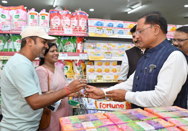 CM साय ने मार्ट में की शॉपिंग! GST कटौती को बताया बचत क्रांति, ग्राहकों संग साझा किया अनुभव...