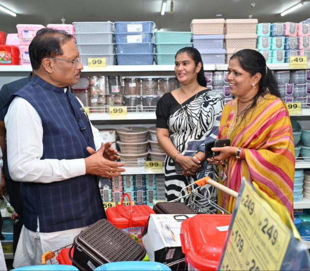 CM साय ने मार्ट में की शॉपिंग! GST कटौती को बताया बचत क्रांति, ग्राहकों संग साझा किया अनुभव...
