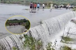 राजस्थान में अचानक 28 साल बाद जीवित हो उठी नदी… बांध पर चादर चलने से बढ़ा बहाव,
लोगों ने जमकर मनाई खुशी - image
