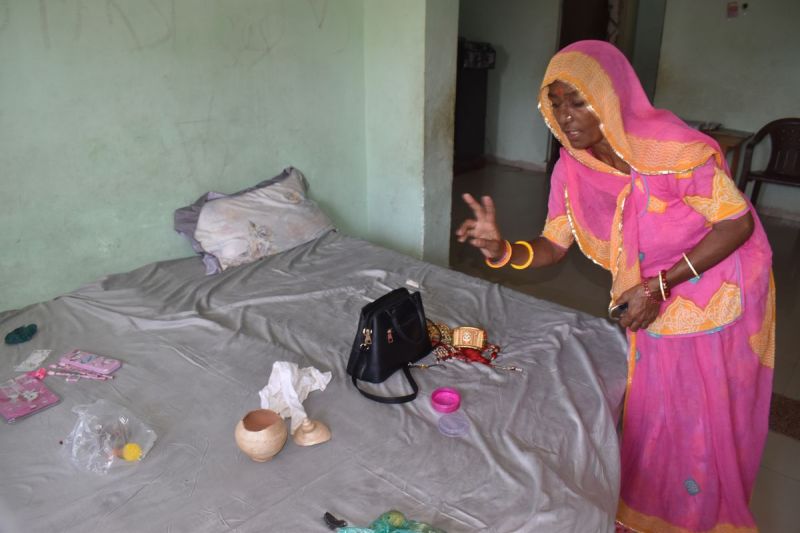 हाउसिंग बोर्ड कॉलोनी में हुई चोरी के बारे में बताती महिला