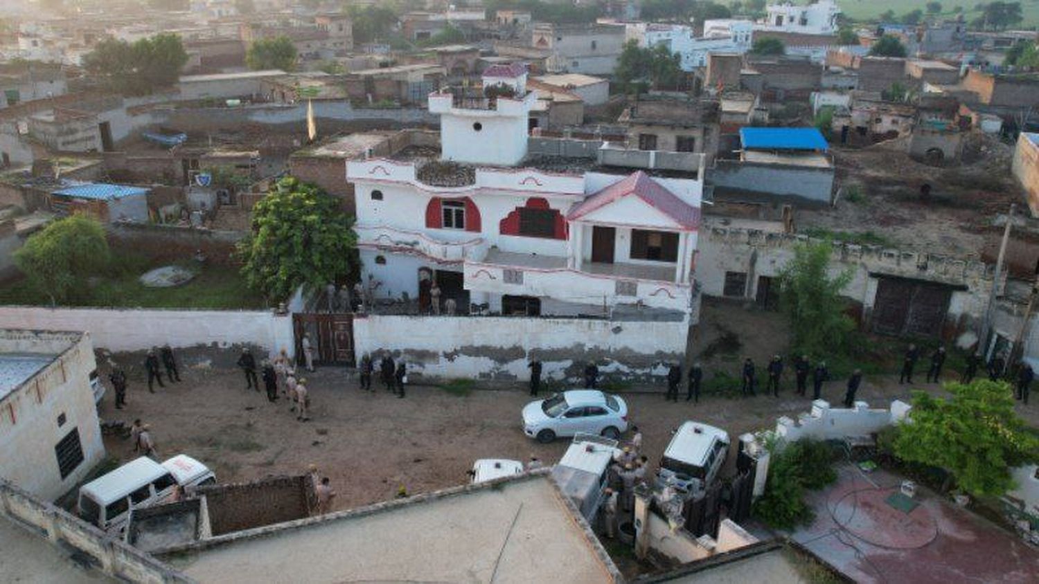 गैंगस्टर लॉरेंस बिश्नोई के घर जांच करती पुलिस।