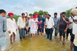 राजस्थान में 50 साल बाद इस नदी में आया जबरदस्त पानी, केंद्रीय मंत्री ने
ग्रामीणों के साथ की पूजा-अर्चना - image