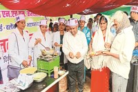 CG Protest: एनएचएम कर्मचारियों ने पकौड़े तलकर बेचे, खुलकर जताया विरोध