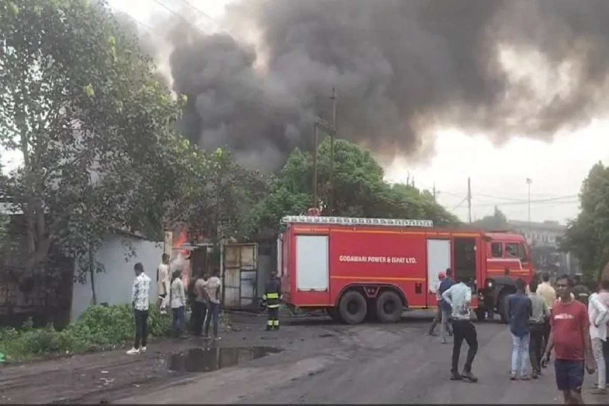Raipur News: रायपुर के ऑयल फैक्ट्री में लगी आग, तीन किलोमीटर तक धुंआ ही धुंआ, मचा हड़कंप