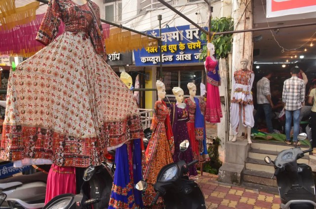 Garba Time: 8 महीने से 50 साल तक के लिए परिधान, 300 से 1500 रुपए तक किराया, Photo...