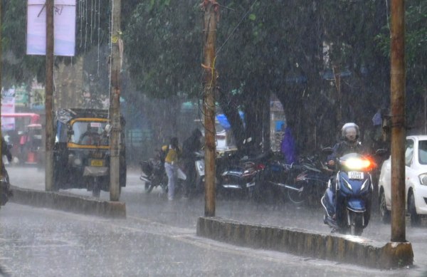 CG Weather News: रायपुर में बारिश के संग दिखे अलग-अलग रंग, देखें Photo..
