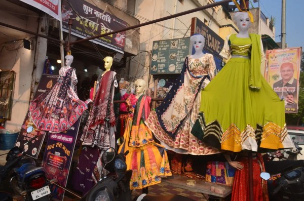 Garba Time: 8 महीने से 50 साल तक के लिए परिधान, 300 से 1500 रुपए तक किराया, Photo...