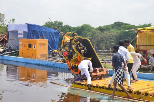 अगले बरस तू जल्दी आ… के स्वर से गूंजा रायपुर, विसर्जन पर महादेवघाट में उमड़ी, देखें Photo