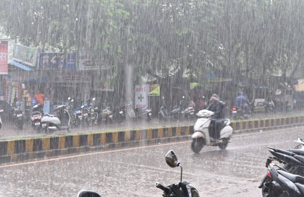 CG Weather News: रायपुर में बारिश के संग दिखे अलग-अलग रंग, देखें Photo..