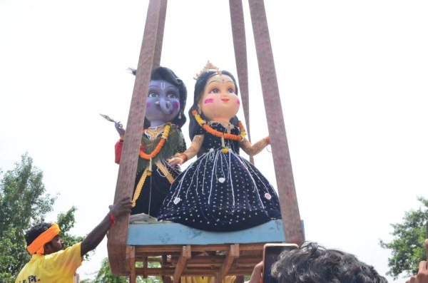 अगले बरस तू जल्दी आ… के स्वर से गूंजा रायपुर, विसर्जन पर महादेवघाट में उमड़ी, देखें Photo