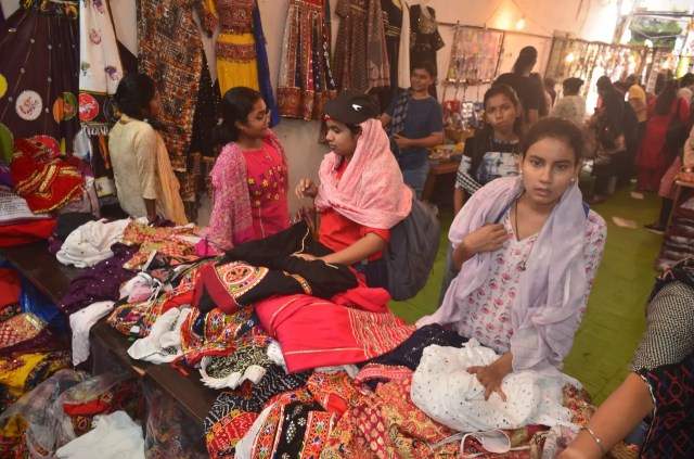 Garba Time: 8 महीने से 50 साल तक के लिए परिधान, 300 से 1500 रुपए तक किराया, Photo...