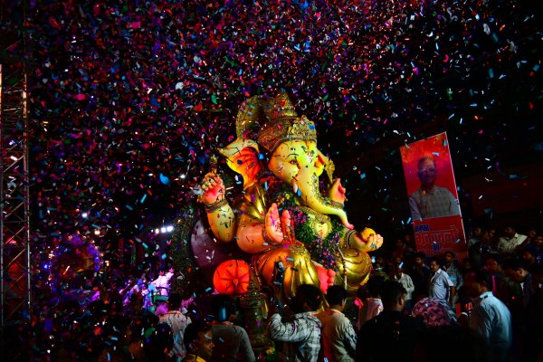 CG Ganesh Jhanki 2025: रायपुर में गणेश झांकी 2025 की भव्य रौनक, देखें Photo..