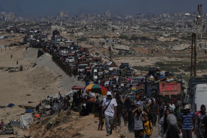 Palestinians leaving Gaza City