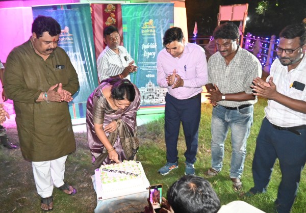 पत्रिका के स्थापना दिवस पर केट काटती महापौर मीनल चौबे