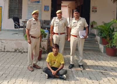 हनी ट्रेप के मामले में आरोपी गिरफ्तार, कार जब्त