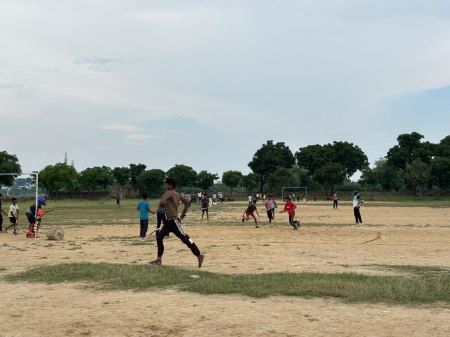 खेल मैदान में अभ्यास करते ​खिलाड़ी।