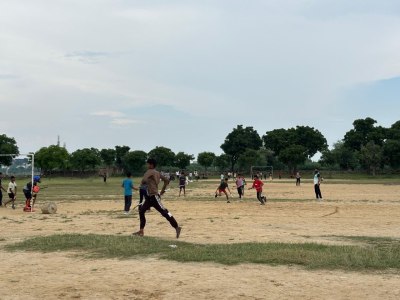 खेल मैदान में अभ्यास करते ​खिलाड़ी।