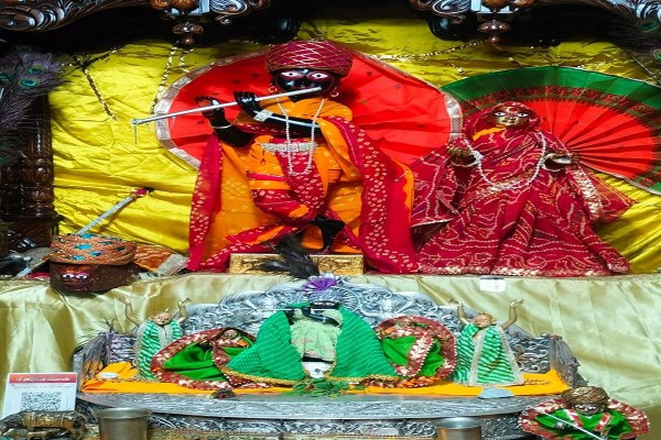 चौड़ा रास्ता स्थित राधादामोदर मंदिर में ठाकुरजी का नयनाभिराम शृंगार कर झांकी सजाई गई। शाम को भगवान नौका पर सवार होकर जलविहार की यात्रा करेंगे।