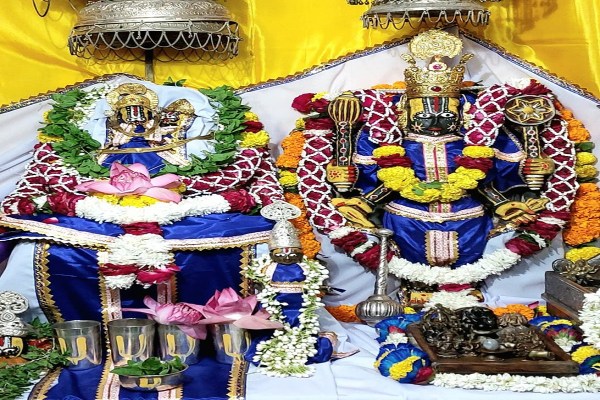 इसके अलावा गोनेर में िस्थत श्री लक्ष्मी जगदीश मंदिर में आज सवेरे भगवान लक्ष्मी जगदीश जी का विशेष श्रंगार किया गया। शाम को भगवान गोनेर तालब में नौका विहार की यात्रा करेंगे।