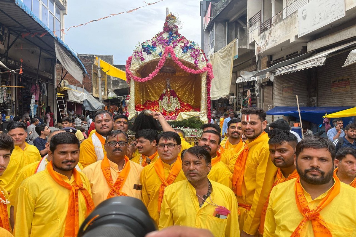 गोनेर में आस्था का अद्भुत नजारा: 50 किलो पालकी में जगदीशजी महाराज का जगन्नाथ सरोवर में जलविहार, देखें वीडियो