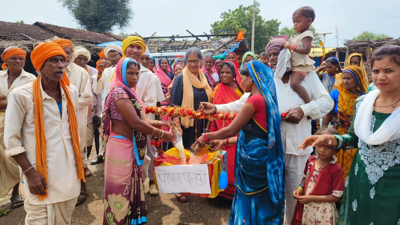 दादी का चूल्हा… किसी ने दी दाल, किसी ने चावल, किसी ने सब्जी, बना पोषण आहार