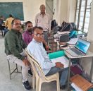 बजट तैयार करते ​शिक्षक।